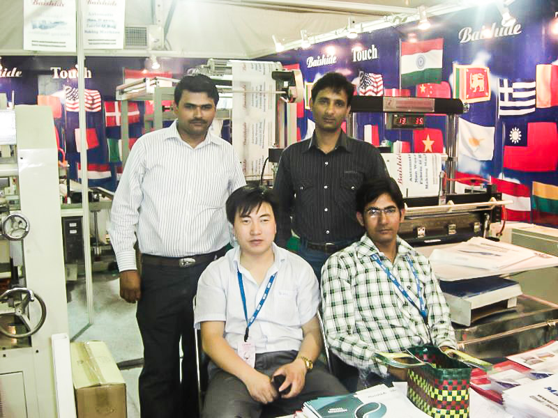 土耳其客戶(hù)無(wú)紡布條形帽機(jī)